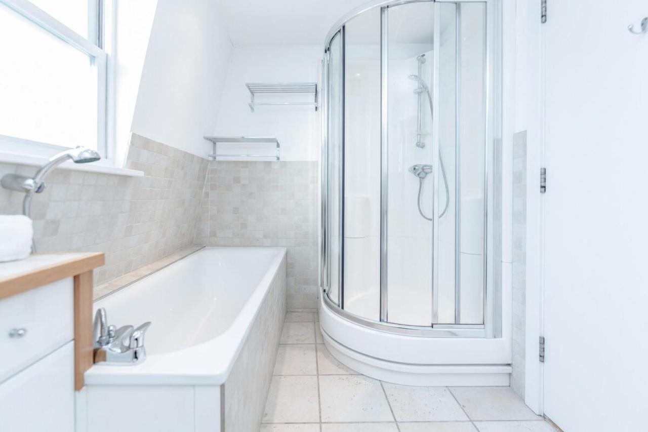 Beautiful 1 Bedroom Apartment In Victoria London Bagian luar foto